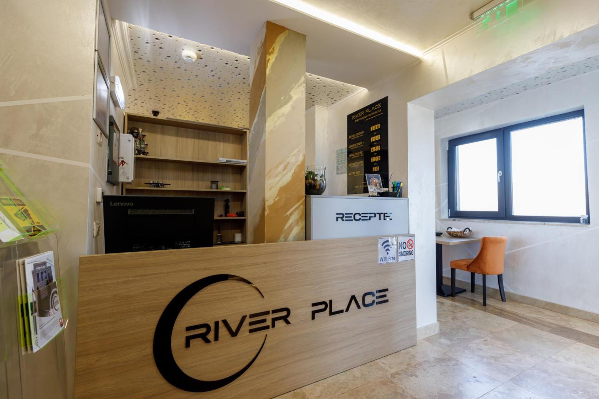 River Place 피테슈티 외부 사진